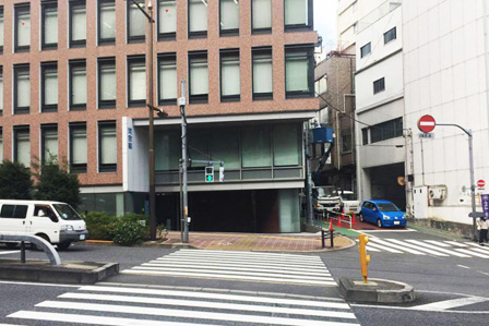 目の前の横断歩道（春日通り）を渡ったら河合塾が見えます。こちらの歩道を左折します。写真